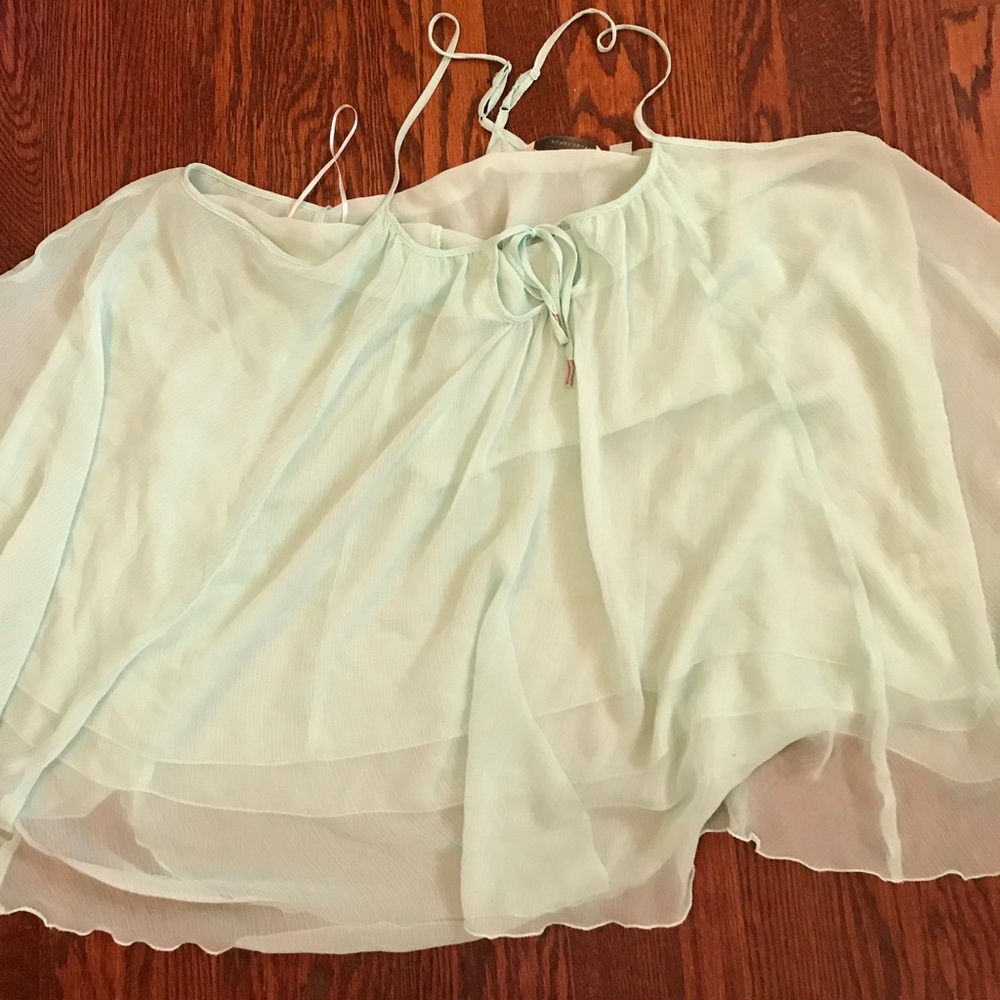 Cute chiffon like top. Spaghetti straps are adjustable. Xl